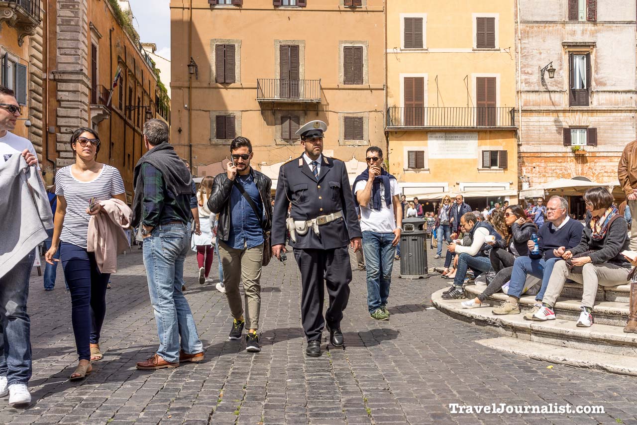 Piazza-Della-Rotonda-Pantheon-Police-Rome-Italy