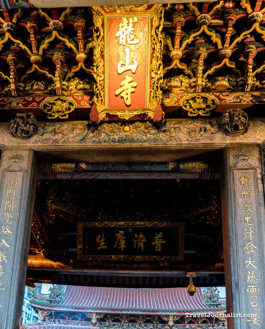 Mengjia-Longshan-Buddhist-Temple-Taipei-Taiwan-Night-13
