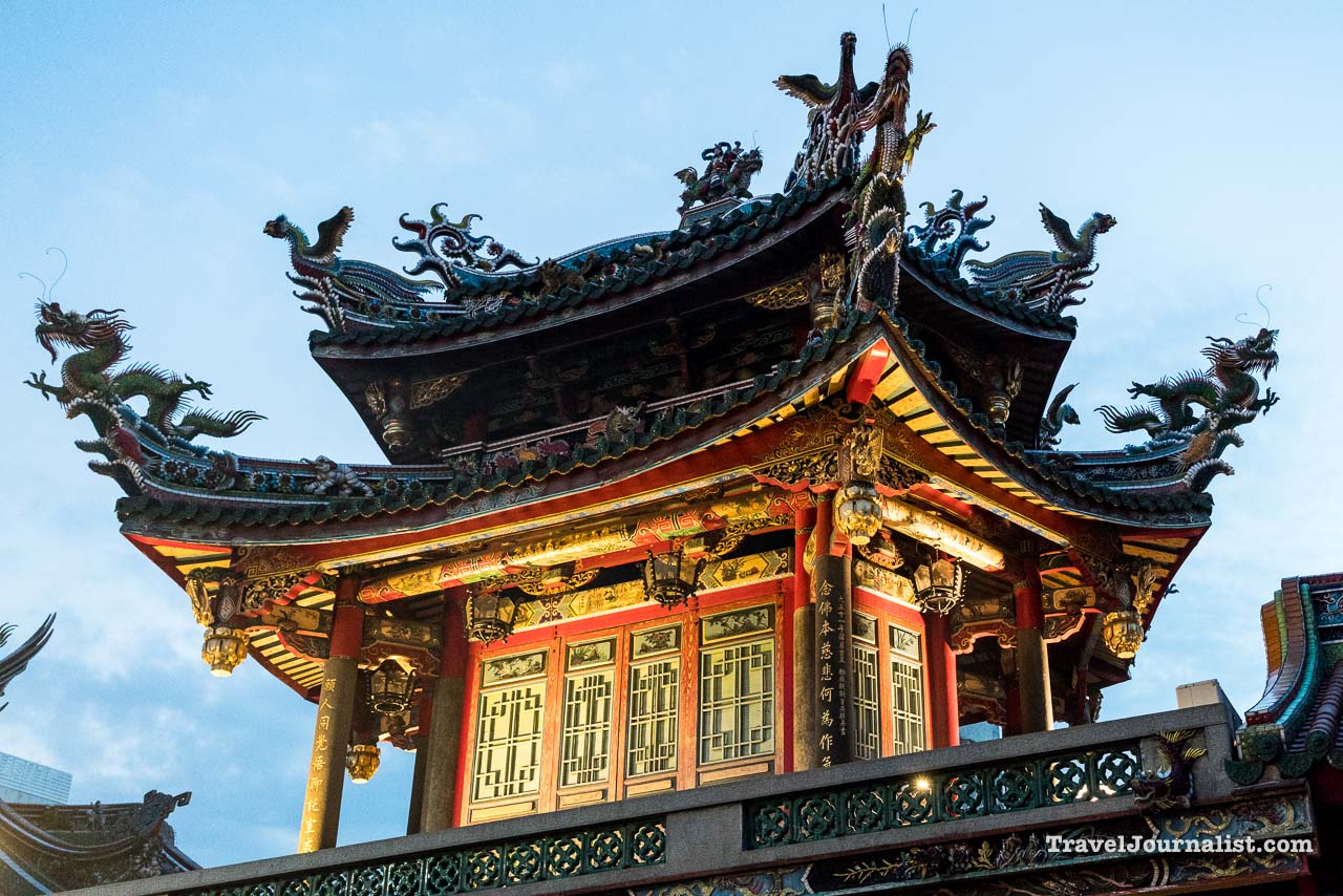 Mengjia-Longshan-Buddhist-Temple-Taipei-Taiwan-Night-3
