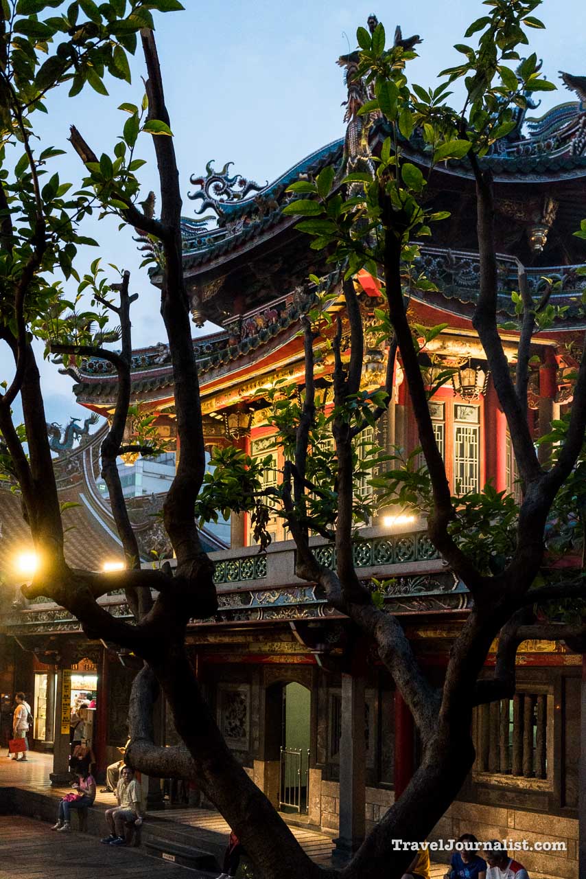 Mengjia-Longshan-Buddhist-Temple-Taipei-Taiwan-Night-4
