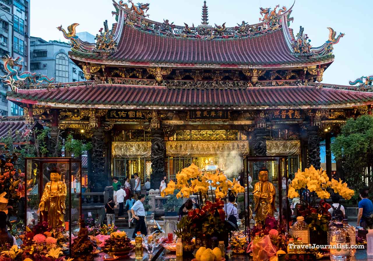 Mengjia-Longshan-Buddhist-Temple-Taipei-Taiwan-Night-9