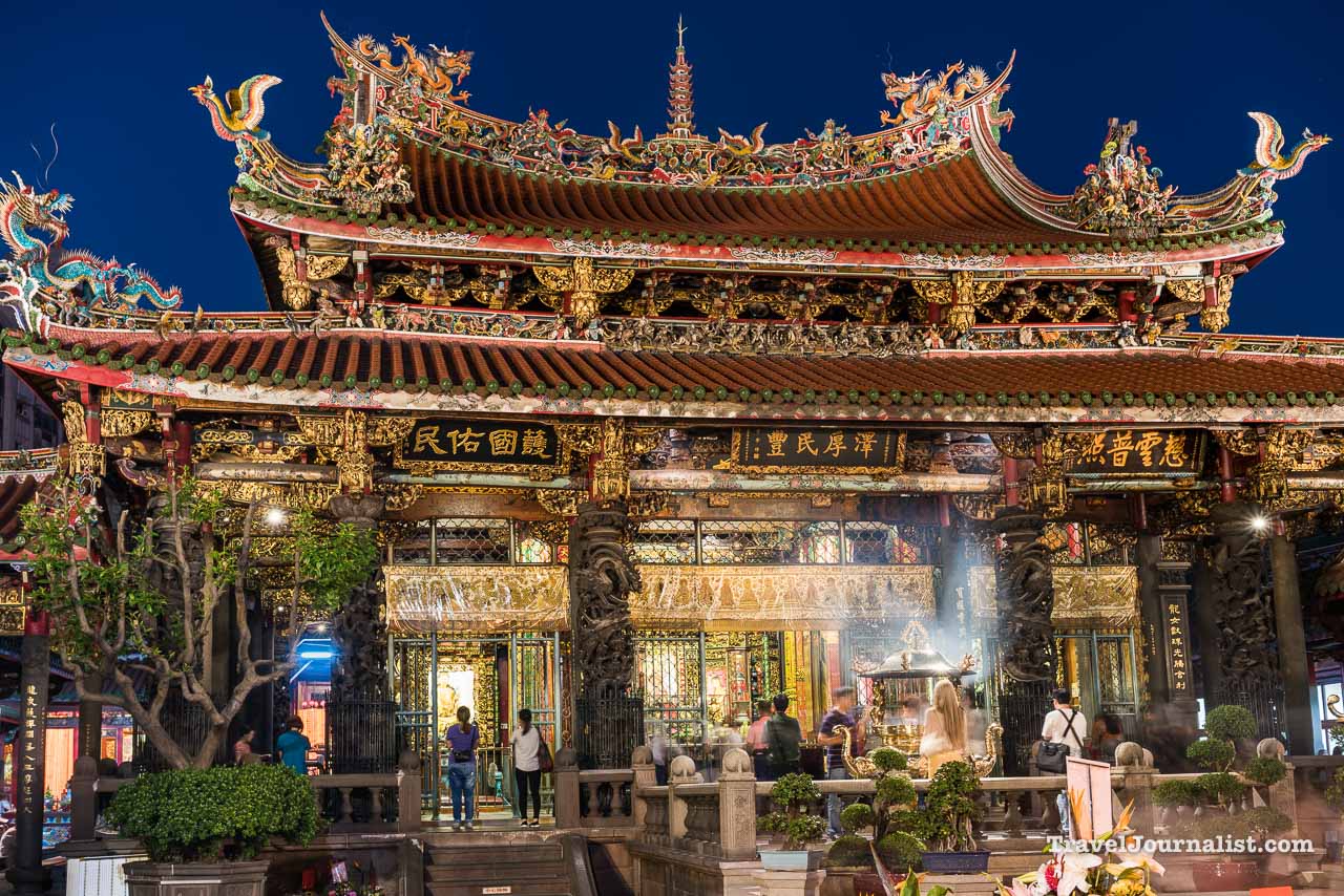 Mengjia-Longshan-Buddhist-Temple-Taipei-Taiwan-Night