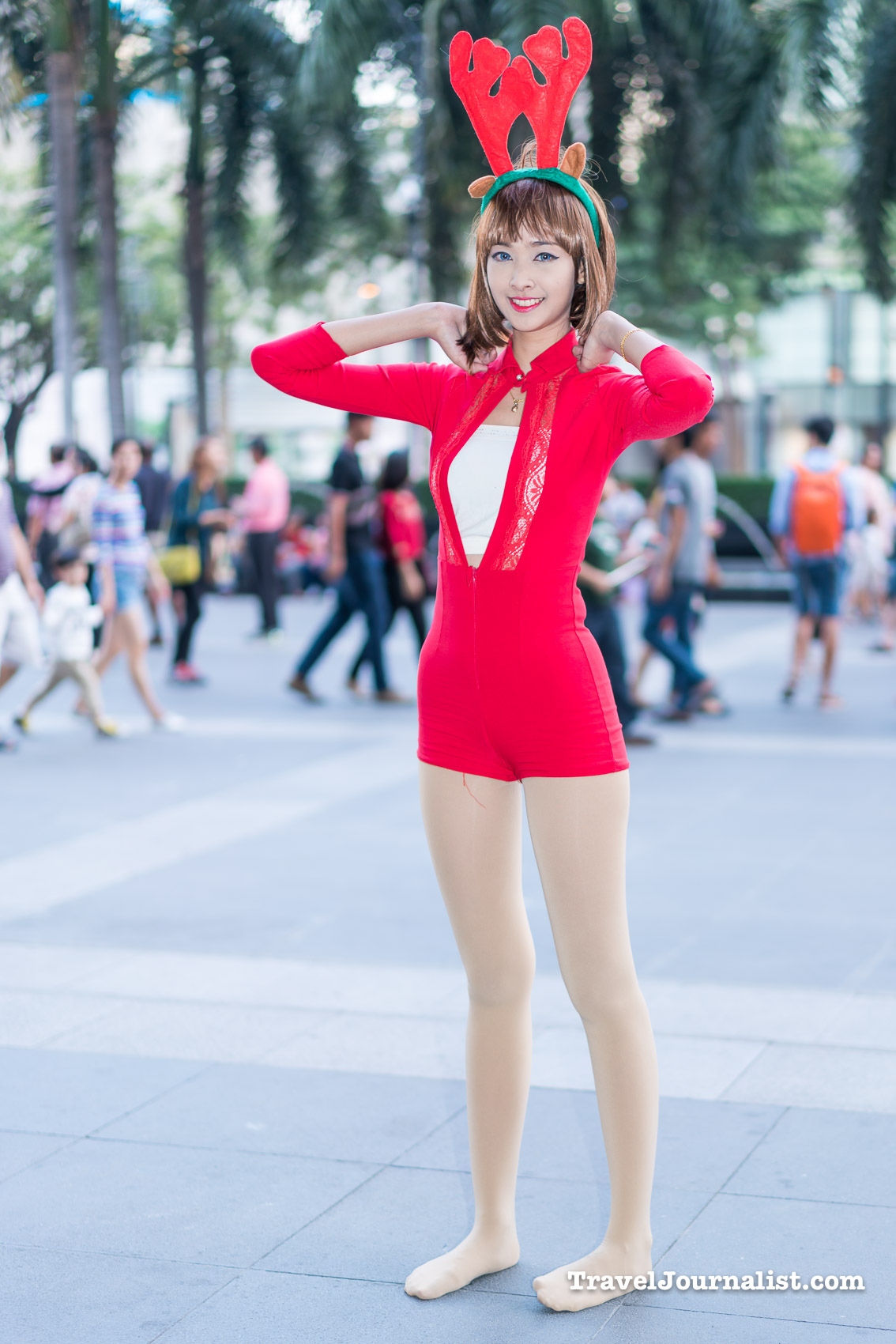 Pretty-Asian-Santa-Girl-Christmas-Bangkok-Thailand-2015-4