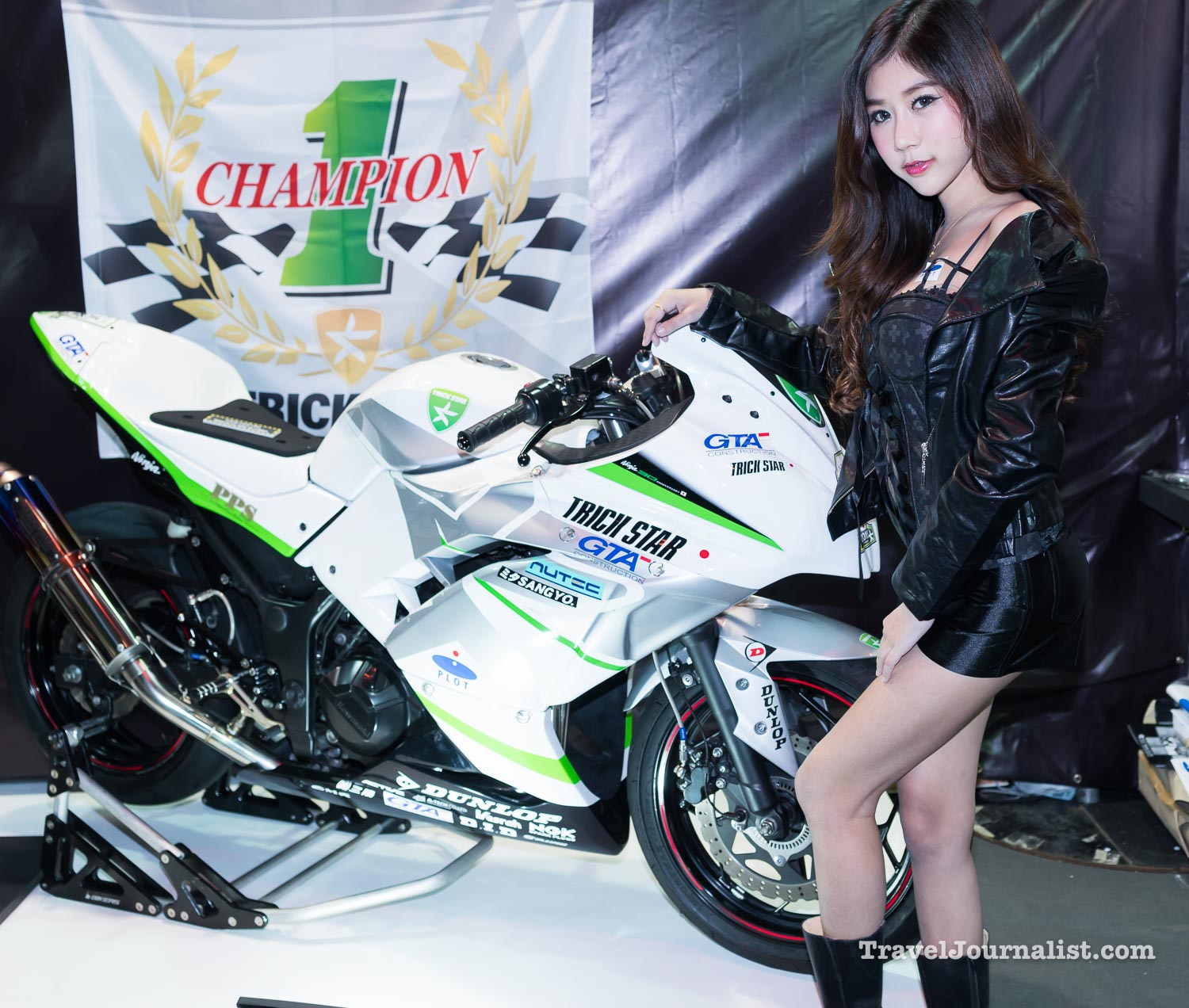 Motorcycles-Pretty-Asian-Girls-Bangkok-Thailand-32