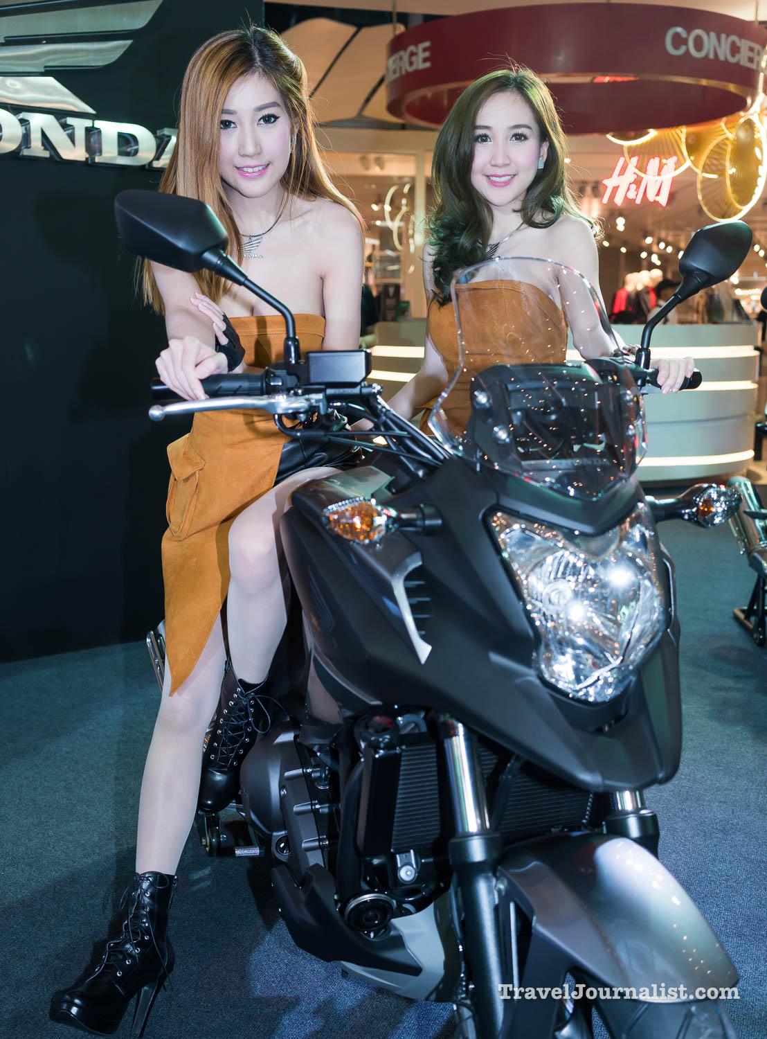Motorcycles-Pretty-Asian-Girls-Bangkok-Thailand-38