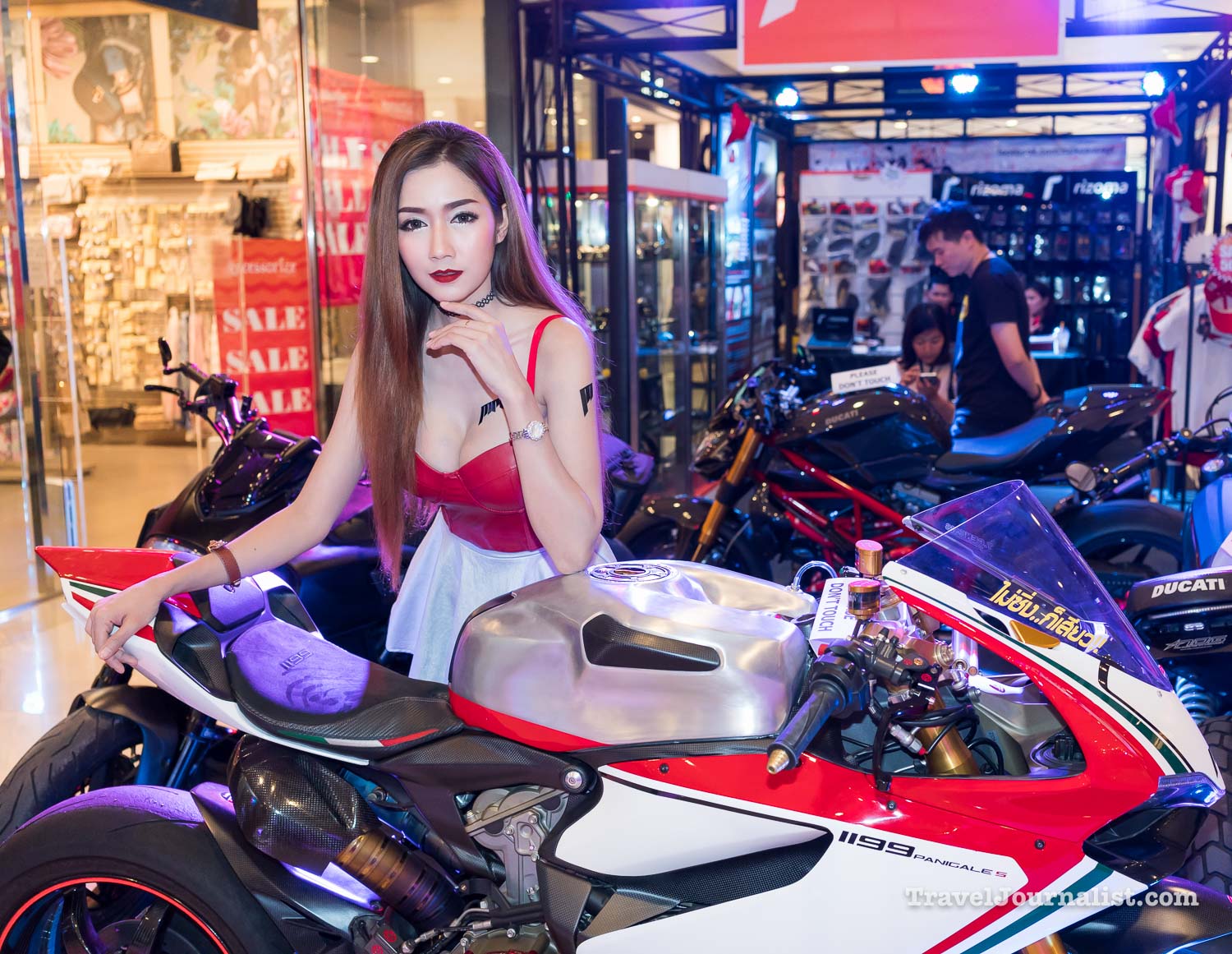 Motorcycles-Pretty-Asian-Girls-Bangkok-Thailand-43