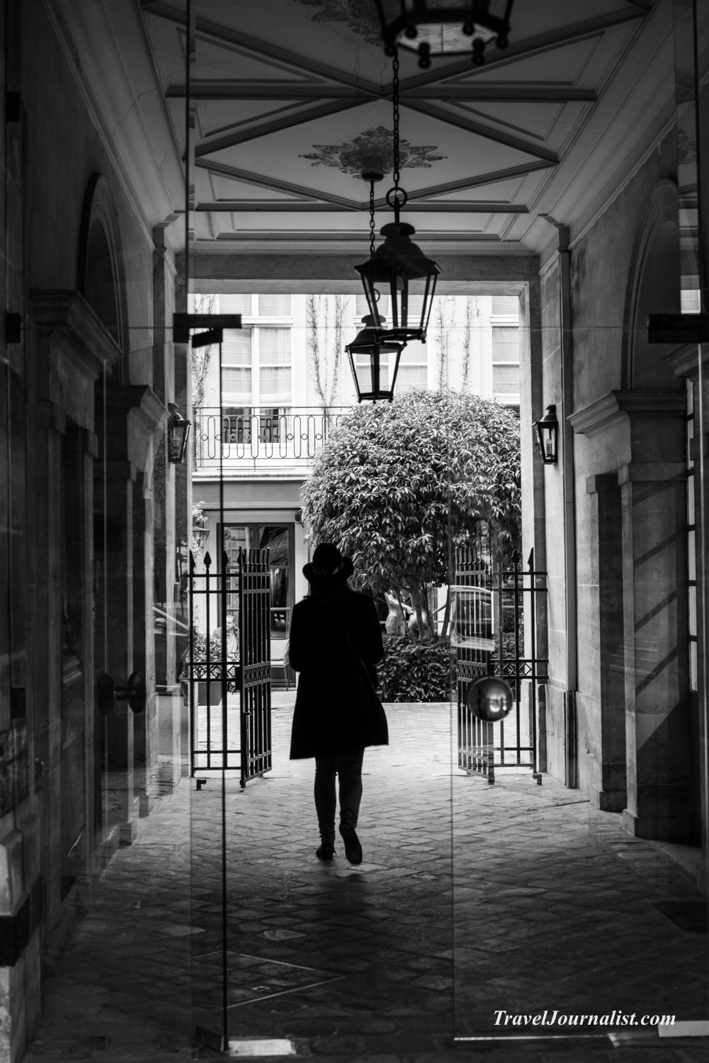 Paris-Street-Photography-Black-and-White-France-Spring-2016-15