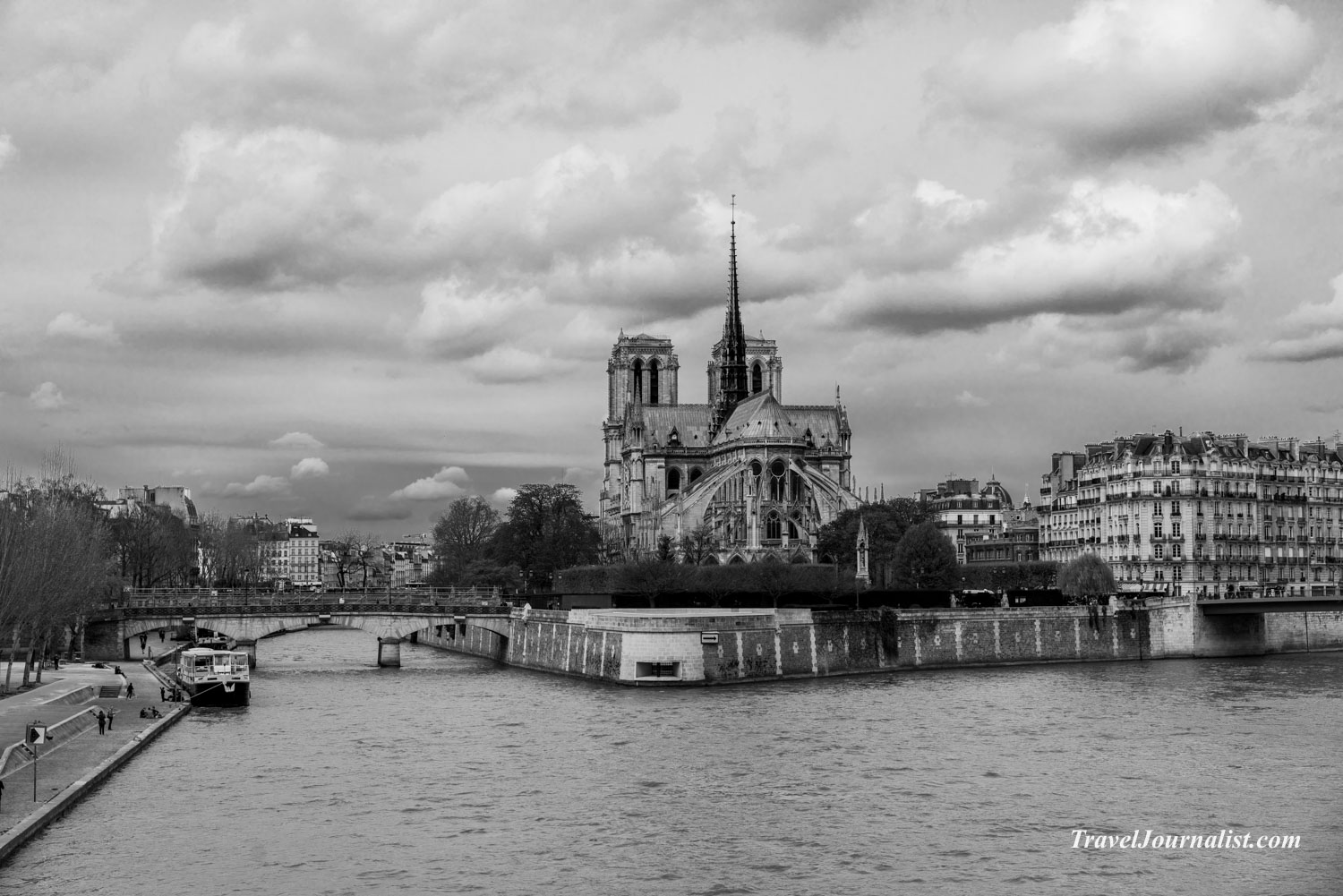 Paris-Street-Photography-Black-and-White-France-Spring-2016-16