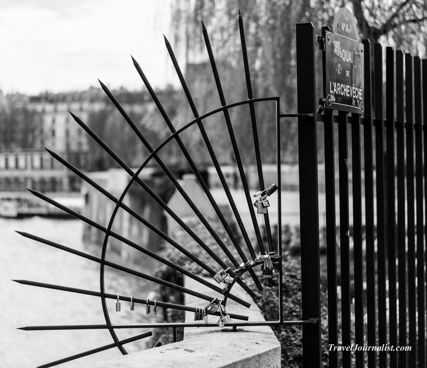Paris-Street-Photography-Black-and-White-France-Spring-2016-18