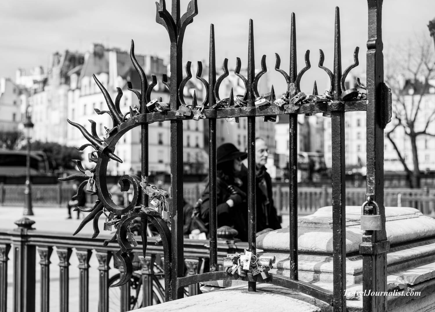 Paris-Street-Photography-Black-and-White-France-Spring-2016-23