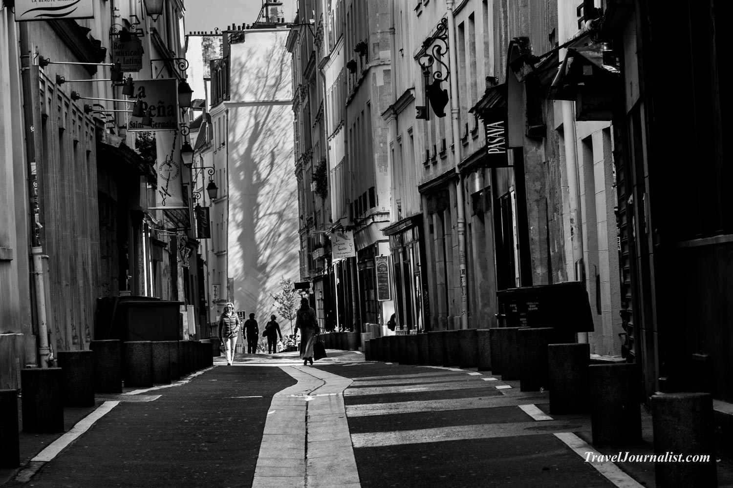 Paris-Street-Photography-Black-and-White-France-Spring-2016-41