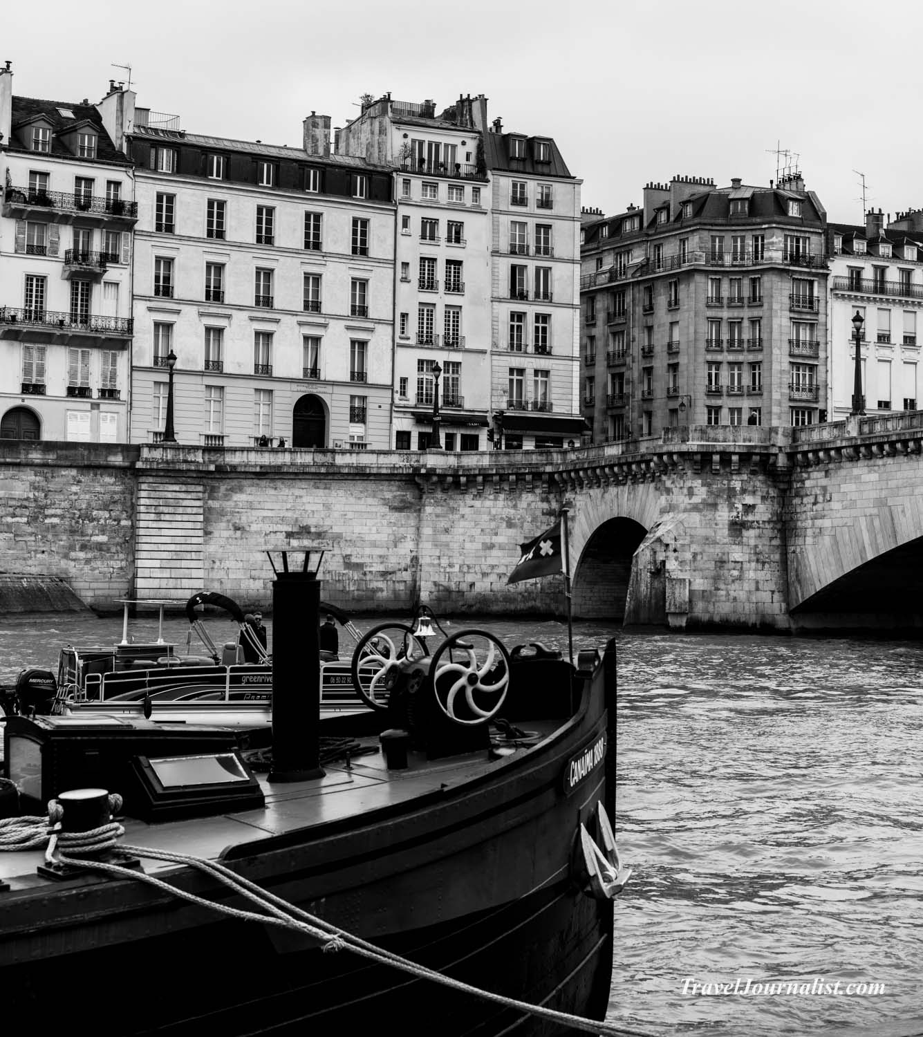 Paris-Street-Photography-Black-and-White-France-Spring-2016-65