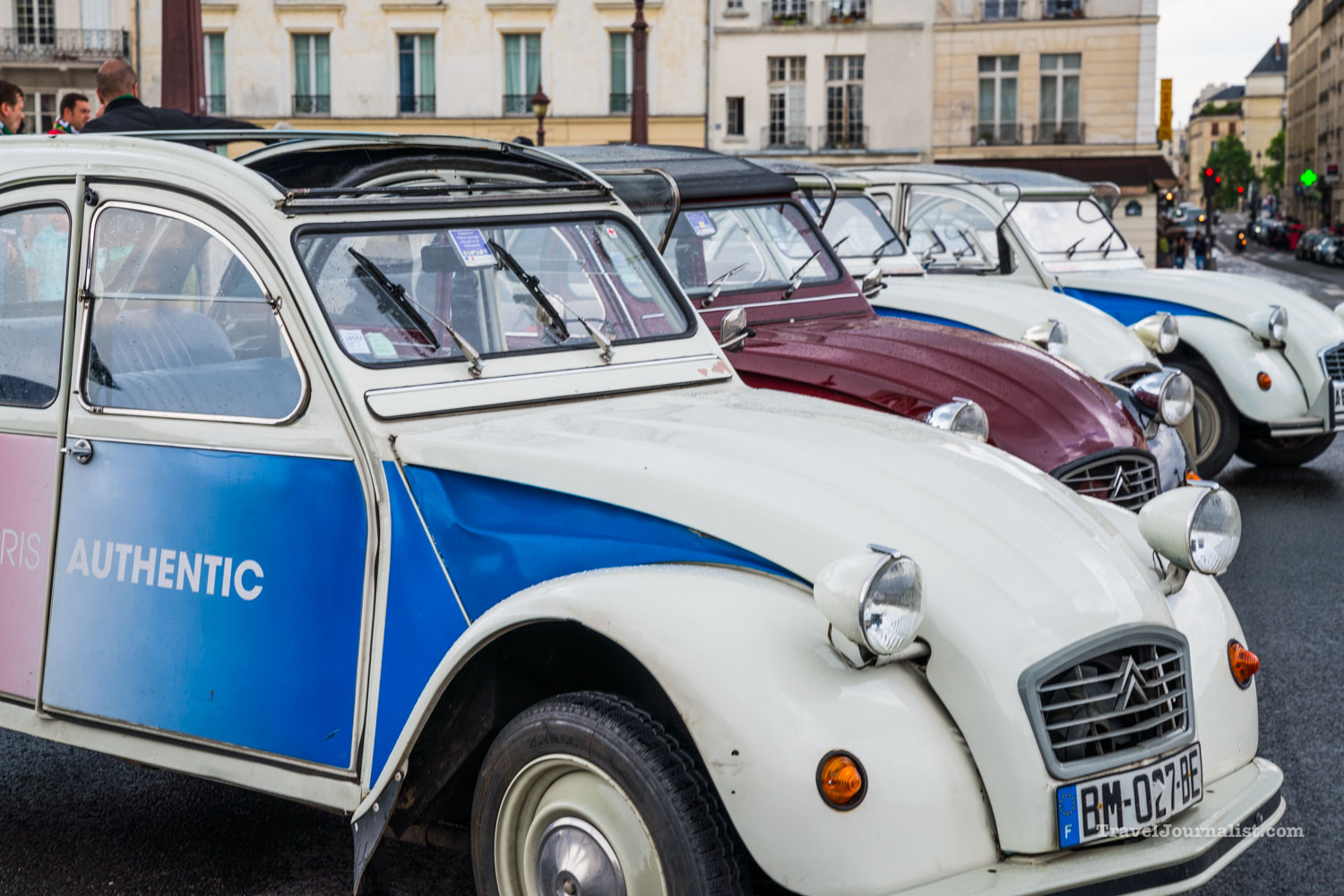 Vintage-car-Citroen-2CV-Paris-Notre-Dame-Cathedral-France-5
