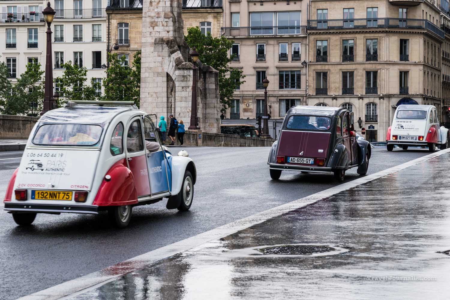 Vintage-car-Citroen-2CV-Paris-Notre-Dame-Cathedral-France-7
