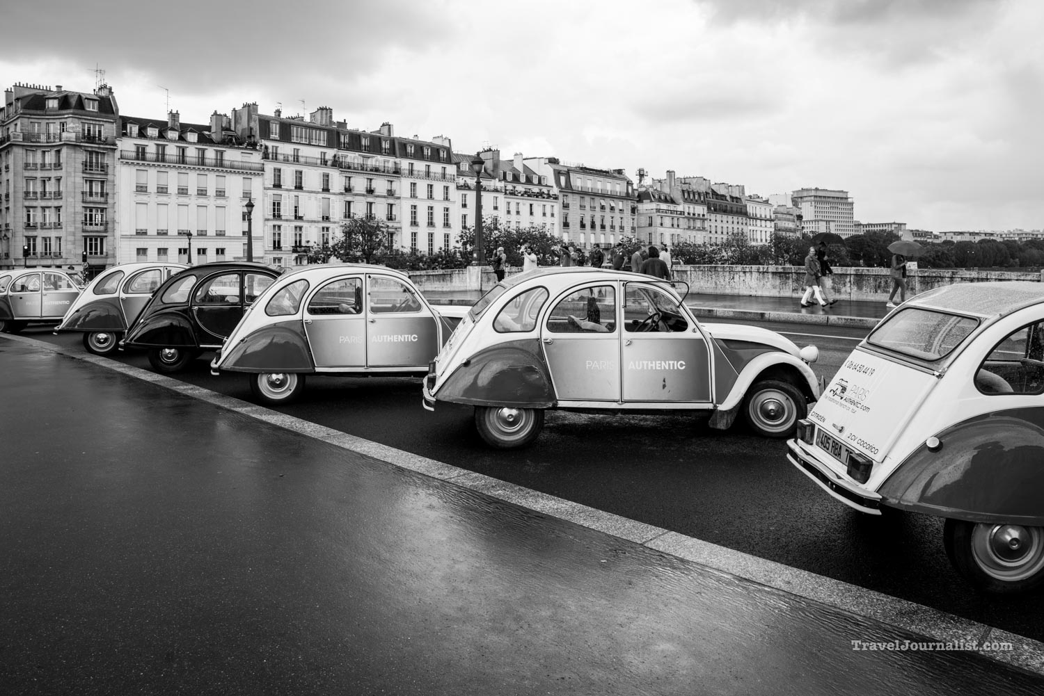 Vintage-car-Citroen-2CV-Paris-Notre-Dame-Cathedral-France